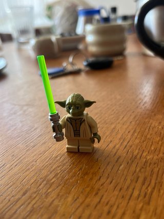 Lego Star Wars Yoda con sable de luz