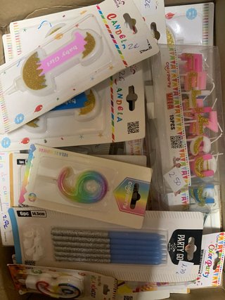Tarjetas regalo y velas de cumpleaños