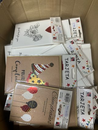 Tarjetas regalo y velas de cumpleaños