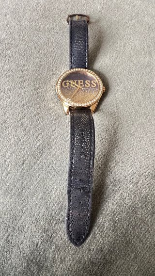 Reloj Guess Dorado y Negro
