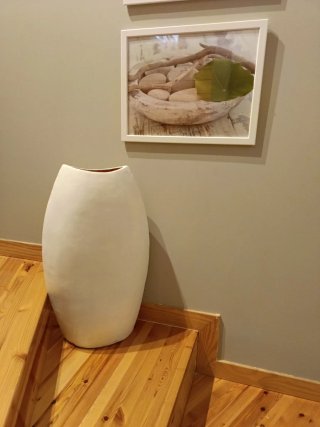 Vasija cerámica beige y blanca