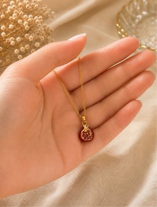 Collana dorata con ciondolo melograno