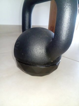 Pesa rusa / Kettlebell 12 kg. Base engomada