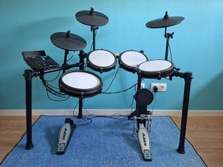 Batería electrónica Alesis Nitro Max con baquetas