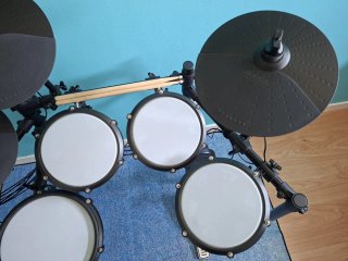 Batería electrónica Alesis Nitro Max con baquetas