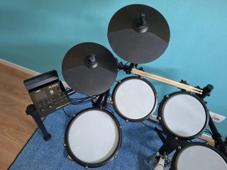 Batería electrónica Alesis Nitro Max con baquetas