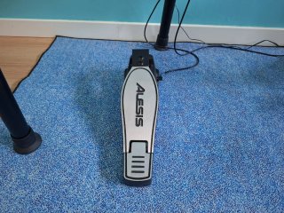 Batería electrónica Alesis Nitro Max con baquetas