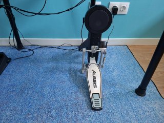 Batería electrónica Alesis Nitro Max con baquetas