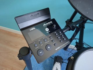 Batería electrónica Alesis Nitro Max con baquetas