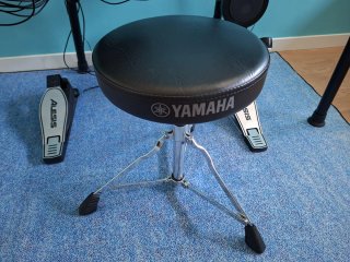 Batería electrónica Alesis Nitro Max con baquetas