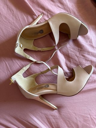 Bonitos zapatos de tacón beige
