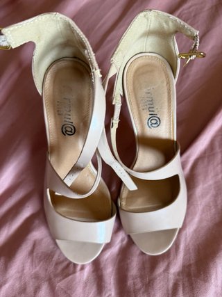Bonitos zapatos de tacón beige
