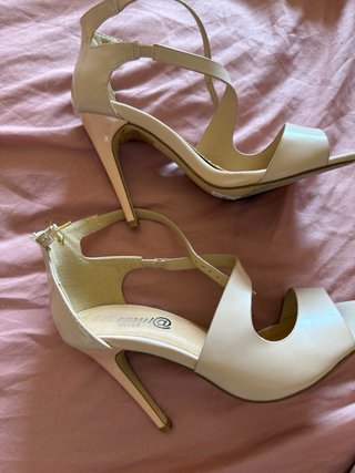 Bonitos zapatos de tacón beige