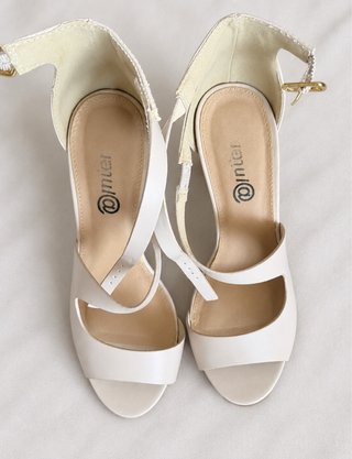 Bonitos zapatos de tacón beige