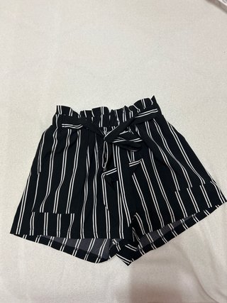 Shorts de rayas con cinturón y bolsillos