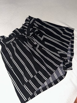 Shorts de rayas con cinturón y bolsillos