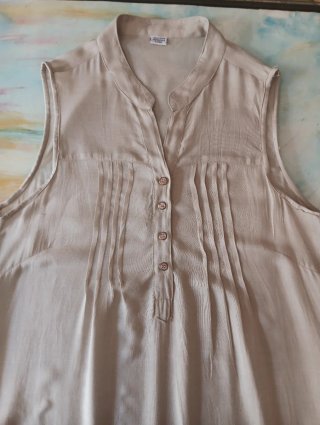 Vestido beige con bordado floral morado y verde.