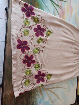 Vestido beige con bordado floral morado y verde.