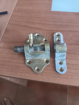 Cerrojo grande metálico,7cm largo y 9,5cm de alto