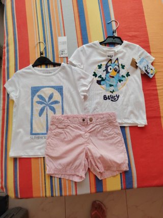 Conjunto camiseta y pantalón corto niña