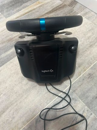 Volante Logitech G29 con pedales y palanca.