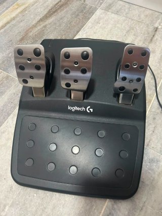 Volante Logitech G29 con pedales y palanca.