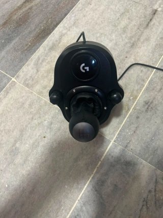 Volante Logitech G29 con pedales y palanca.