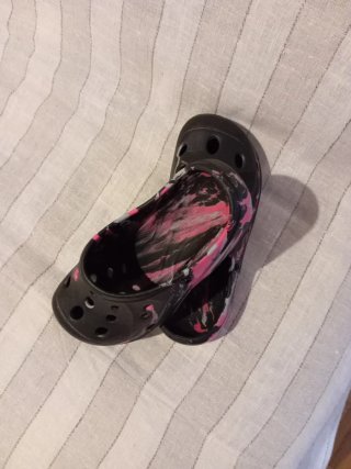 Zuecos negros y rosas