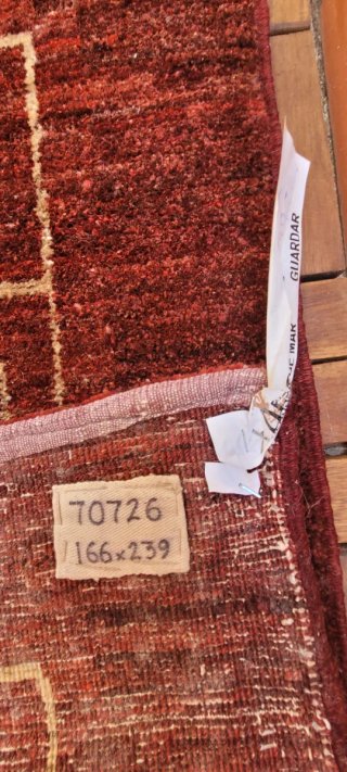 Preciosa alfombra de lana granate y beige