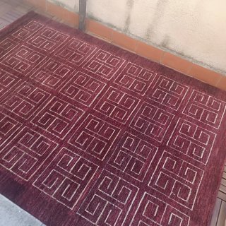 Preciosa alfombra de lana granate y beige