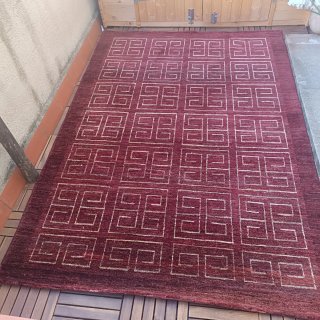 Preciosa alfombra de lana granate y beige
