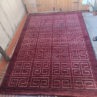 Preciosa alfombra de lana granate y beige