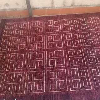 Preciosa alfombra de lana granate y beige