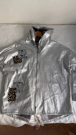 Chaqueta plateada con parches