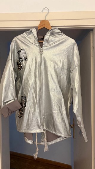 Chaqueta plateada con parches