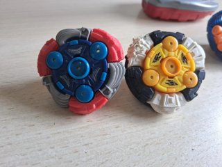 Lotto Battle Strikers: 4 trottole con lanciatore
