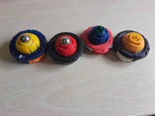 Lotto Battle Strikers: 4 trottole con lanciatore