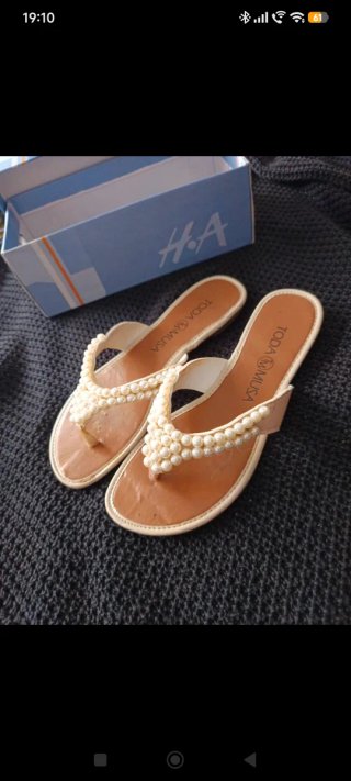 Sandalias Tiras Perlas Beige y Blancas