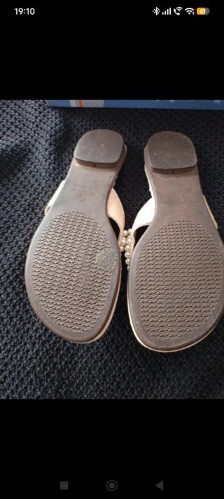 Sandalias Tiras Perlas Beige y Blancas