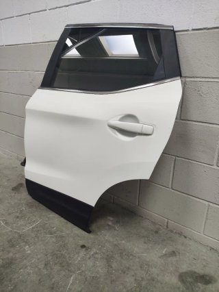 Puerta  Trasera Izquierda Nissan Qashqai de 2016.