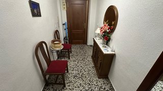 Mueble recibidor y 2 sillas (regalo lamp y florero
