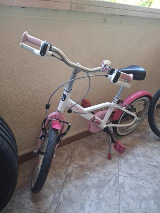 Bicicleta infantil rosa y blanca