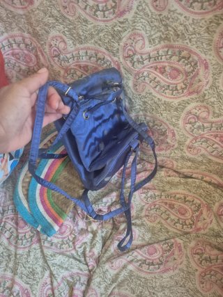 Bolso azul con bordado floral