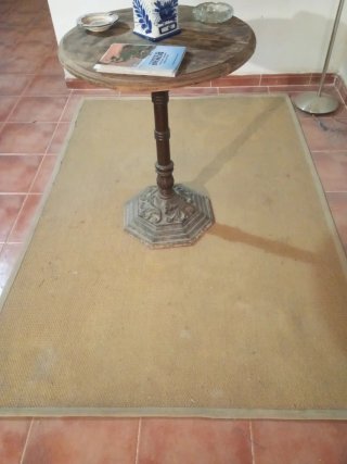 Alfombra Ratán ribeteada de algodón beige.