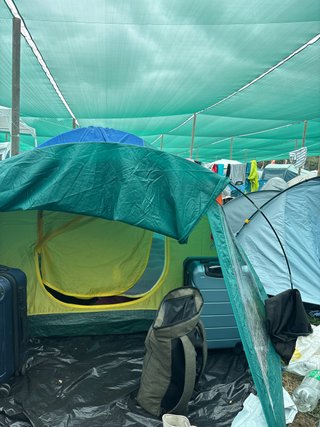 Tienda de campaña verde seminueva