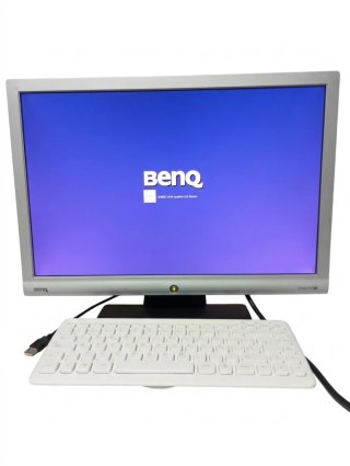 Monitor BenQ y Teclado Blanco Acer.