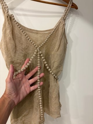 Top beige tirantes