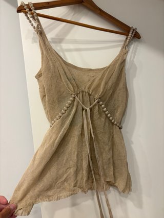 Top beige tirantes