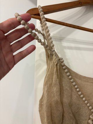 Top beige tirantes