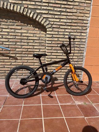 Bicicleta BMX 20” Negra y Naranja